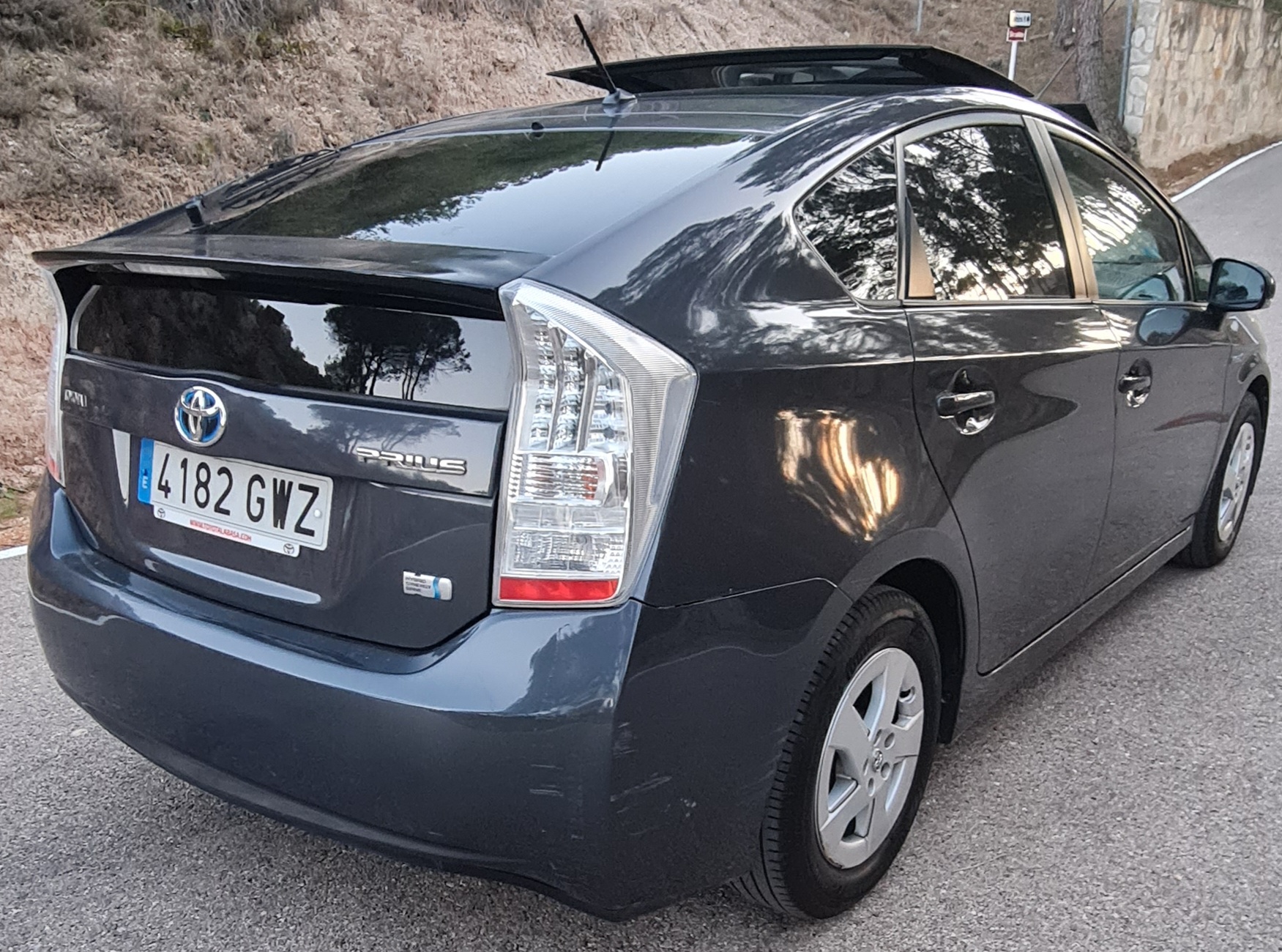 Toyota PRIUS 1.8HSD HIBRYDO 338.000km año 2011 Precio 6990€
